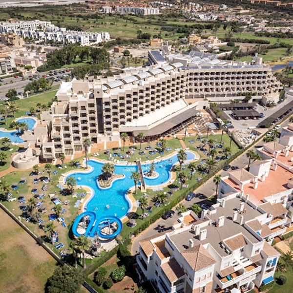 Fachada del Hotel AR Almerimar 4* con 278 habitaciones.