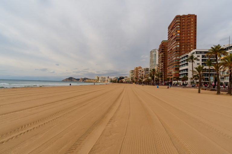 Vista aérea de Benidorm con la Isla de Benidorm frente a la costa